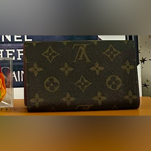 LV Monogram Middy (Medium) sized Wallet in EUC - Picture 2 of 14